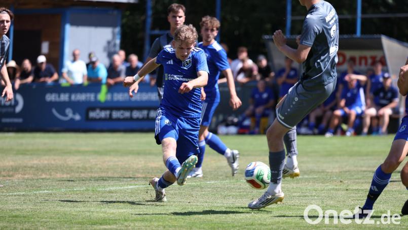Das war das 1:0 für den SV Etzenricht: Bastian Schreml zieht aus 13 Metern ab und der Ball landet im Tor der SpVgg SV Weiden II. Bild: Dieter Jäschke