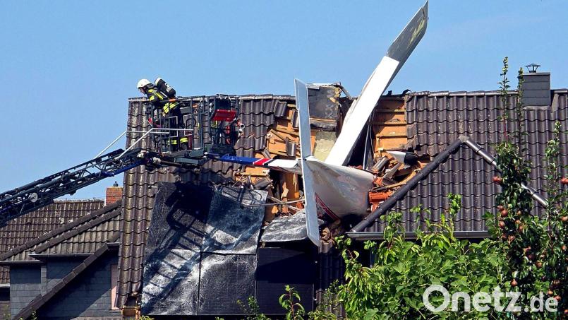 Das Flugzeug steckte im Dach des Hauses. Bild: Fotoreport-DB/NWM-TV/dpa
