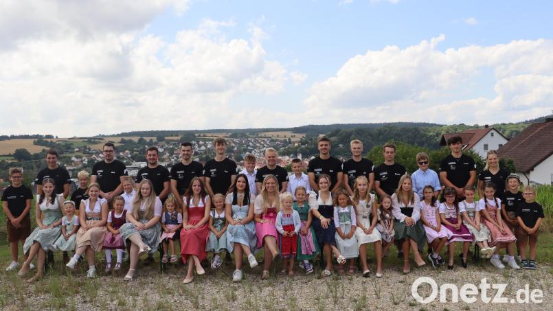 Die Kirwapaare, Kirwakinder und Verantwortlichen der Kirwaleit Rieden freuen sich, auch heuer wieder ein Fest mit den Gästen feiern zu können. Bild: Michael Rabenhofer