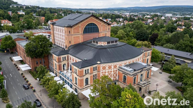 Das Festspielhaus war vor 150 Jahren Schauplatz der ersten Richard-Wagner-Festspiele. (Archivbild) Bild: Daniel Karmann/dpa
