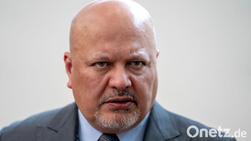 Auf die Suspendierung folgt die Entlassung: der ehemalige Chefankläger Karim Khan. (Archivbild) Bild: Peter Dejong/AP/dpa