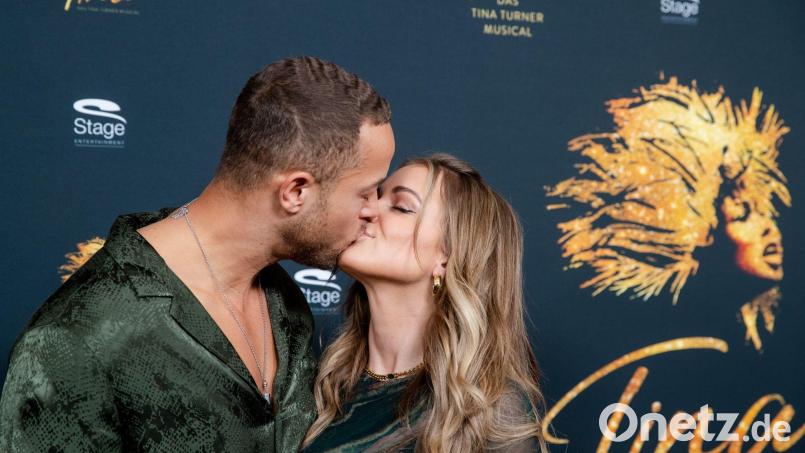 Andrej Mangold und seine Frau Annika Jung sind frischgebackene Eltern. (Archivbild) Bild: Christoph Schmidt/dpa