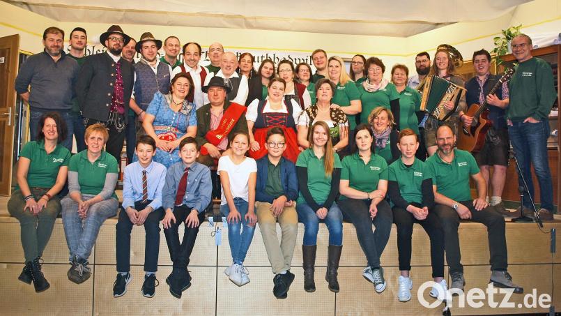Die Theatergruppe baut seit 25 Jahren auf eine große Familie an Ehrenamtlichen, darunter Techniker, Vorstandschaft, Theaterspieler, Regie und Organisatoren drumherum. Bild: Archiv Goaslandler