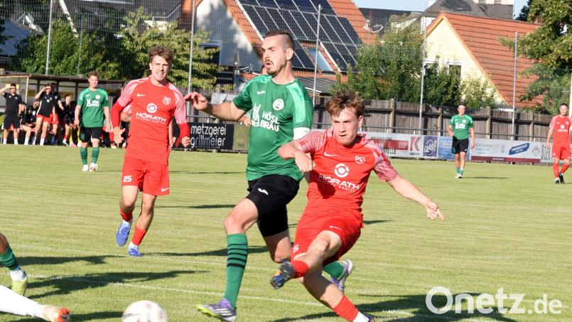 Der SV Mitterteich besiegte am Freitag den SV Mistelgau mit 1:0. In dieser Szene versucht Marco Kießling (grünes Trikot), einen Gästespieler am Schuss zu hindern. Bild: Rudi Gebert