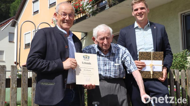 Michael Landshammer bekam zum 100. Geburtstag Besuch von Riedens Bürgermeister Erwin Geitner (links) und seinem Ursensollener Kollegen Martin Fleischmann. Bild: Michael Rabenhofer