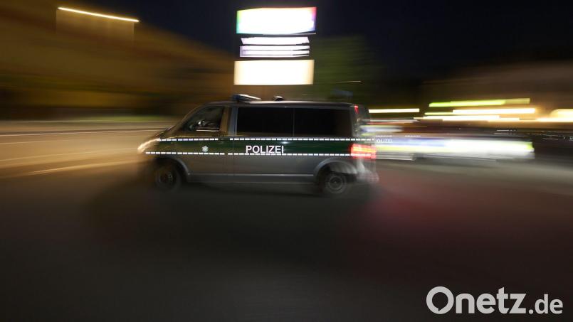 Mit einem Streifenwagen verfolgten Polizisten den Raser. (Symbolbild) Bild: Karl-Josef Hildenbrand/dpa