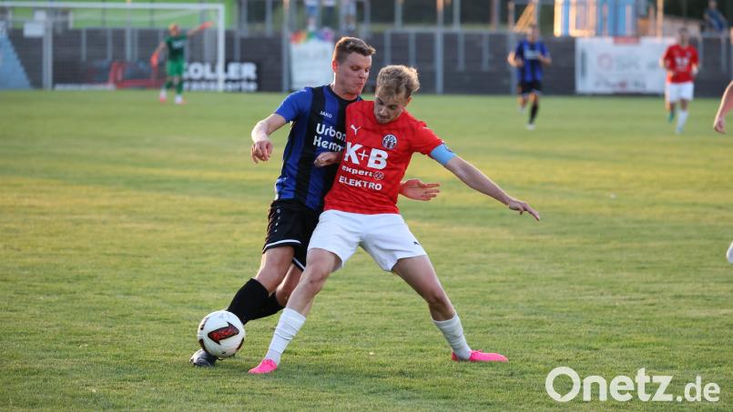 Intensive Zweikämpfe prägten das Oberpfalzderby zwischen der SpVgg SV Weiden und dem ASV Cham. In dieser Szene versucht sich der Weidener Niklas Lang (links) gegen den ASV-ler Felix Voigt durchzusetzen. Bild: Dieter Jäschke
