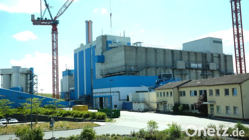 Riesige Kräne weisen auf die Baustelle hin. Das Müllkraftwerk Schwandorf wird bis 2031 mit Investitionskosten von 430 Millionen Euro saniert. Bild: Rudolf Hirsch