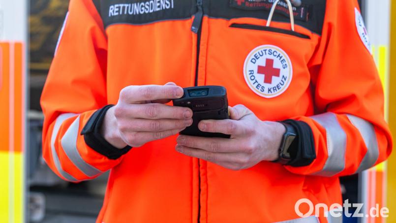Das Bayerische Rote Kreuz hält den geplanten Uniformtag für eine schlechte Idee. (Archivbild) Bild: Armin Weigel/dpa