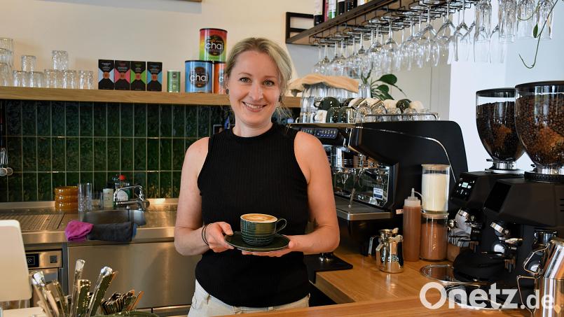 Kristina Konrad eröffnet ihr neues Café "Bahn&Bohne" im Kulturbahnhof Wiesau. Bild: Ulla Britta Baumer