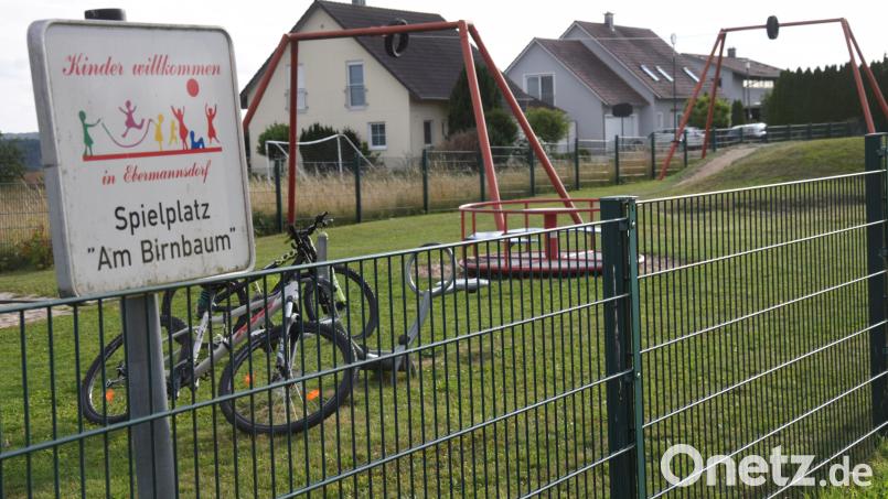 Die Umgestaltung des Spielplatzes "Am Birnbaum" in Ebermannsdorf ist beschlossene Sache. Die Maßnahme ist im Dorf-Erneuerungsverfahren "Ebermannsdorf 2" eingebunden. Die Kosten teilen sich die Gemeinde und das Amt für Ländliche Entwicklung. Bild: Paul Böhm