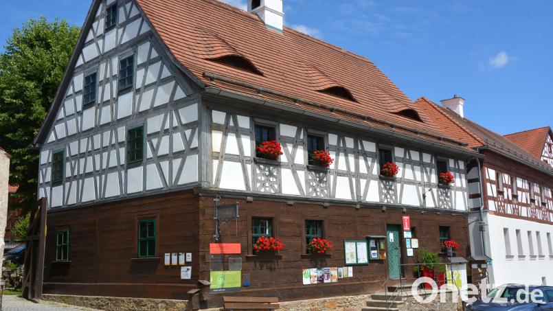 Im Obergeschoss der Gäste-Info in Bad Neualbenreuth befinden sich die Grenzlandheimatstuben, die jetzt für die Zukunft fit gemacht werden. Bild: Josef Rosner