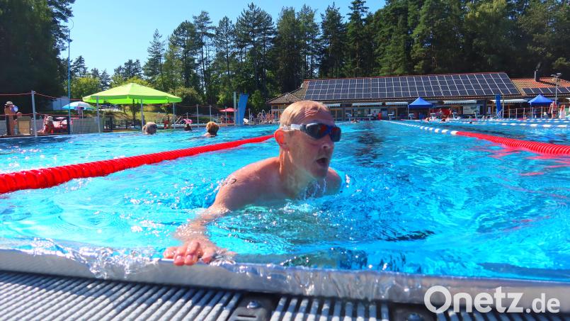 Das Sportbecken im Schätzlerbad war voll beim 24-Stunden-Schwimmen. Bild: Helmut Kunz