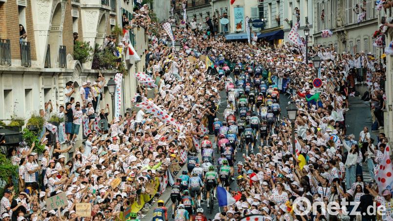 Menschenmassen feiern die Radprofis auf der letzten Etappe in Paris. Bild: Geoffroy Van Der Hasselt/AFP/dpa