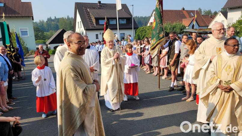 Der Kirchenzug mit Bischof Rudolf Voderholzer kommt an der Herz-Jesu-Kirche an. Bild: Rosi Hasenstab