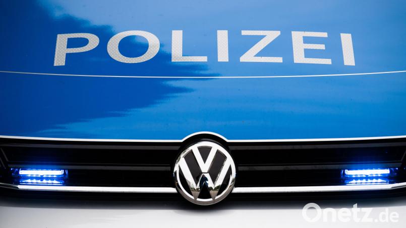 Nach einer Unfallflucht in der Weigelstraße in Weiden sucht die Polizei einen BMW mit ESB-Kennzeichen. Symbolbild: Lino Mirgeler/dpa