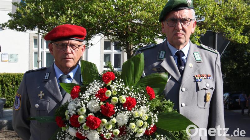 Bernd Achatz (links) und Franz Schöner trugen den Ehrenkranz zum Kriegerdenkmal. Bild: Konrad Rosner