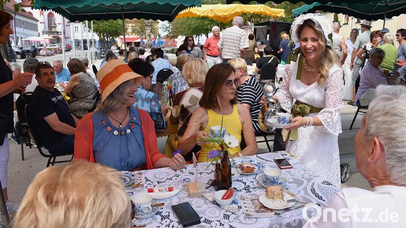 Der nahezu komplette Obere Marktplatz in Tirschenreuth war zum Open-Air-Café umfunktioniert worden. MTT-Mitglieder servierten den Kaffee in historischen Kostümen aus dem Theaterfundus. Bild: Ulla Britta Baumer