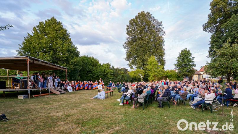 Die kombinierte Serenade mit heimischen Chören, den Neuhauser Boum und der Stadtkapelle. Bild: Karlheinz Budnik