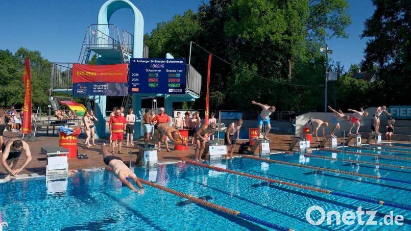 Den Anfang beim 24-Stunden-Schwimmen durften wie immer die Vertreter der Stadt Amberg und die Sponsoren machen. Bild: Gerd Spies