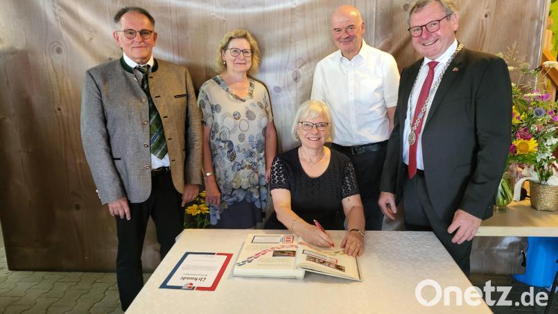 Schulamtsdirektor Johann Hilburger (links) und Bürgermeister Martin Prey (rechts) mit seiner Stellvertreterin Rita Salomon (zweite von links) würdigten die Verdienste von Rektorin Ortrud Sperl (mit Ehemann Franz). Der Bürgermeister bat um den Eintrag ins Goldene Buch. Bild: Lothar Drachsler