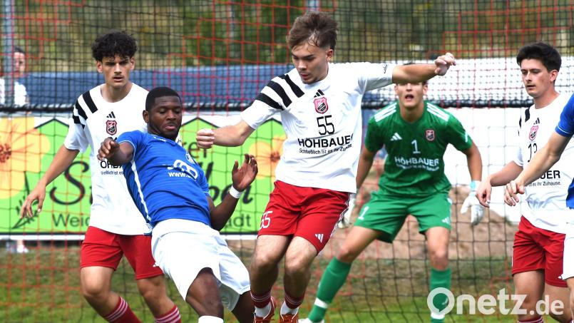 Luhe-Wildenaus Paul Fenzl (Mitte) gegen den besten Dingolfinger Ben Kouame. Bild: Gerhard Büttner