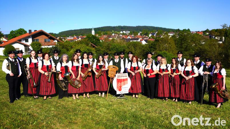 Die Trachtenkapelle Waldthurn feiert heuer ihr 444-jähriges Bestehen. Die Schnapszahl lädt zum Feiern ein. Am Samstag, 15. August, ist Sommer Open-Air auf den Vorplatz bei Holzbau Riedl. Ab 20 Uhr spielt dann "Dezent Böhmisch" auf. Archivbild: fvo