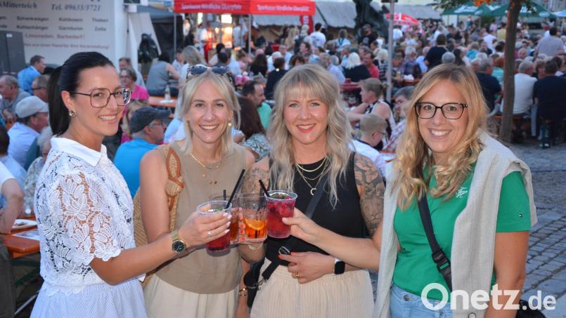 Einen mediterranen Sommerabend erlebten die Besucher des Marktplatzfest am Samstagabend in Mitterteich. Zu einer lauschigen Nacht gehören kühle Drinks, wie sie die vier jungen Damen sichtlich genießen. Bild: Josef Rosner