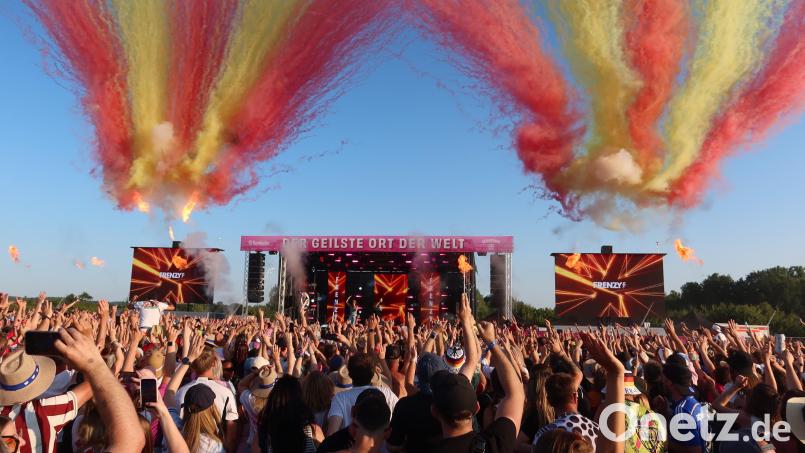 Feuerfontänen, Rauch- und Nebeleffekte sorgen am Samstag für Festivalatmosphäre auf dem Neuen Festplatz in Weiden. Bild: Helmut Kunz