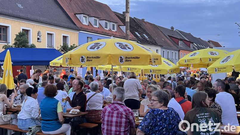 Sehr gut besucht war das Marktfest rund um den Kirwabaum. Bild: Marianne Moosburger