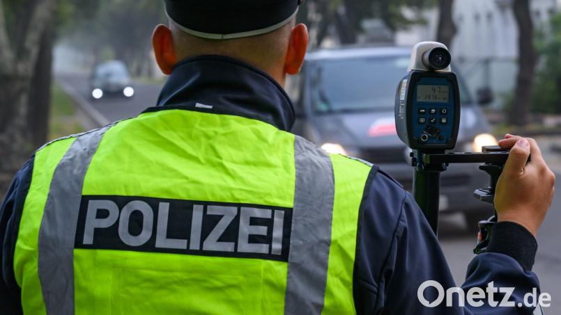 Die Polizei kassierte den Führerschein des jungen Autofahrers. (Symbolbild) Bild: Patrick Pleul/dpa