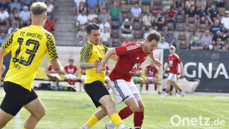 Fernando Rösler (links) vom FC Amberg attackiert in dieser Szene Franz Wendl von der SpVgg Lam. Bild: Hubert Ziegler