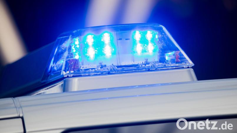 Ein Sattelzug beschädigte laut Polizei in Furth im Wald eine Bahnunterführung, der Bahnverkehr stand knapp zwei Stunden still. Bild: Rolf Vennenbernd/dpa