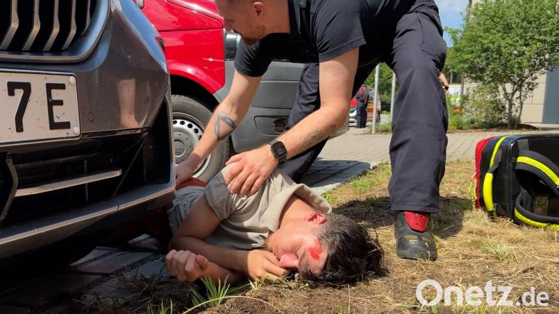 Mit Kunstblut geschminkte "Verletzte": Auch das gab es beim Ausbildungstag der Amberger Feuerwehren zum Thema Katastrophenschutz. Bild: Heike Unger