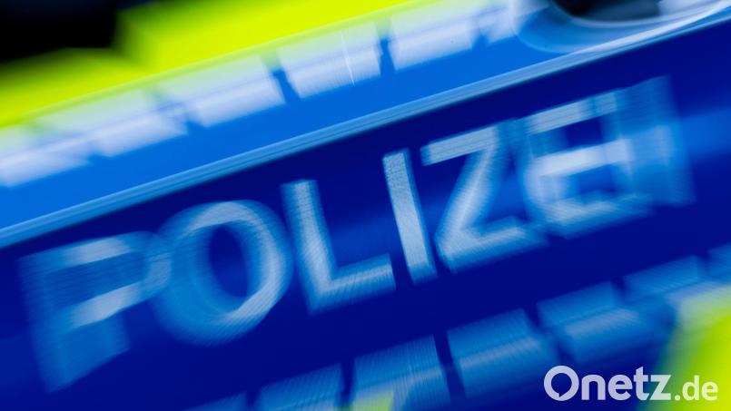 Eine Polizeistreife entdeckt den gesuchten Mann durch Zufall. (Symbolbild) Bild: Rolf Vennenbernd/dpa