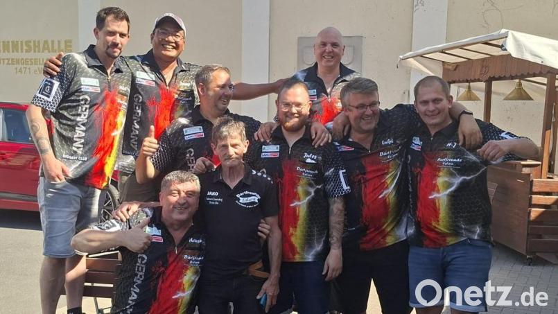 Das erfolgreiche Dartteam mit (hinten von links) Michael Unterbuchner, Jimmy Gläßel, Michael Kleber, Peter Schnupfhagn und (vorne von links) Mensur Suljovic, Busfahrer Josef Brunner, Julian Burger, Lukic Danijel, Hans Jürgen Bauer. Bild: Karl Ziegler
