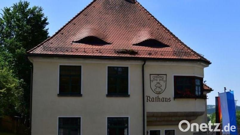 Im Rathaus Pullenreuth ging es um die Ereiterung des Glasfaserausbaus. Bild: Alexander Hörl