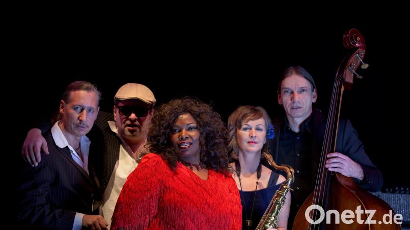 Die Band „The Ballroomshakers“ mit Sängerin Roberta Collins. Bild: Peter Hümmer