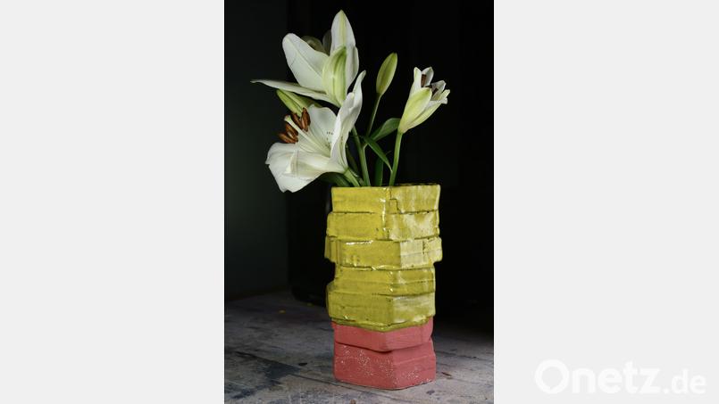 Keramische Arbeiten von Helmut Menzel in der Ausstellung „Rougher than Rough“. Bild: Helmut Menzel