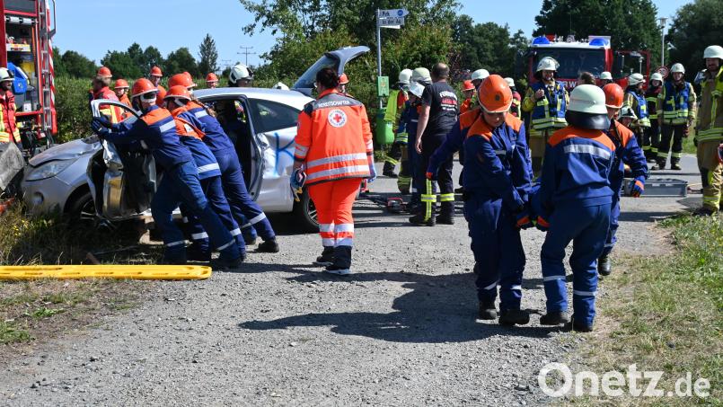 Die Tür des PKWs ist durch den Einsatz des hydraulischen Rettungsgerätes offen, die Verletzten können versorgt und geborgen werden. Bild: Kerstin Kiener