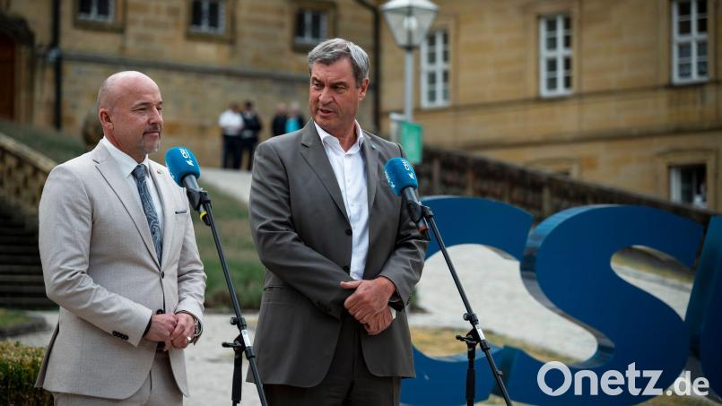 Der Chef der CSU-Landesgruppe im Bundestag, Alexander Hoffmann, links, und Bayerns Ministerpräsident Markus Söder skizzieren die Pläne ihrer Partei für die Zukunft Deutschlands. Bild: Daniel Vogl/dpa