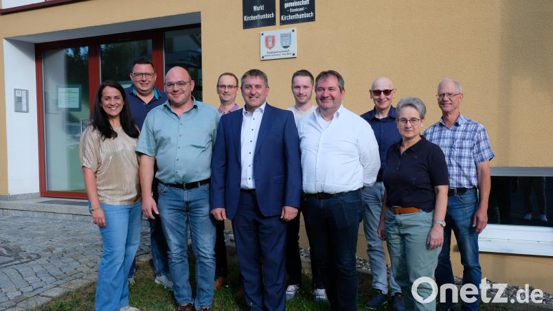 In der Verwaltungsgemeinschaft Kirchenthumbach gibt es einen "Regierungswechsel". Die neue Verbandsversammlung wählte den Kirchenthumbacher Bürgermeister Ewald Plößner (Bildmitte) zum neuen Vorsitzenden. Zu Stellvertretern wählte das Gremium die Bürgermeister Alexander Goller (Vorbach) und Johannes Schmid (Schlammersdorf). Bild: Robert Dotzauer
