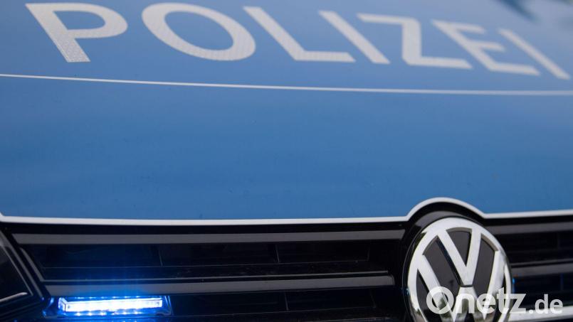 Beim Überprüfen der Daten stellte sich heraus, dass gegen den Mann ein offener Haftbefehl vorliegt. (Symbolbild) Bild: Lino Mirgeler/dpa
