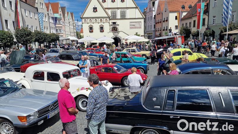 Aufstellung der Oldtimer am Alten Rathaus in Weiden. Bild: Reinhard Kreuzer