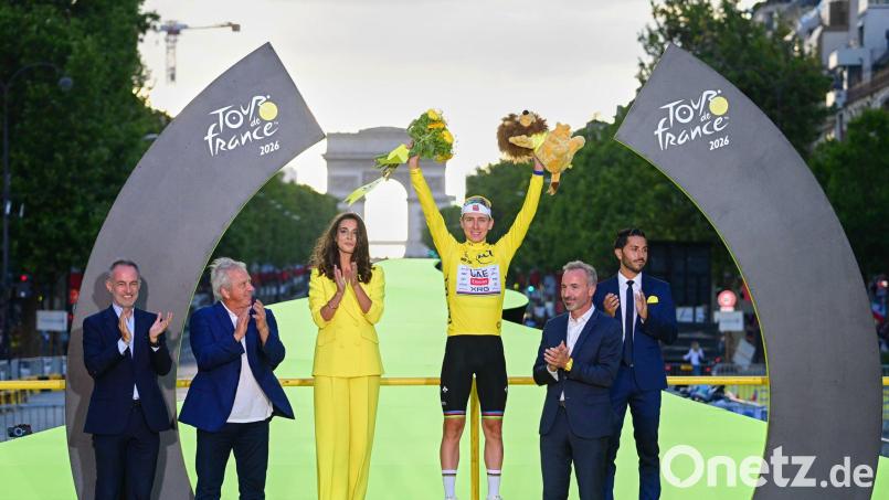 Tadej Pogacar feiert seinen fünften Gesamtsieg bei der Tour. Bild: Bernard Papon/Pool L’Equipe/AP/dpa