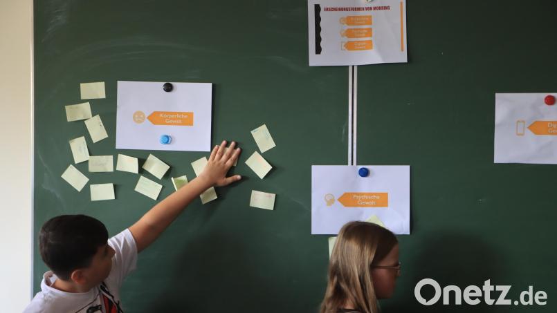 Was ist eigentlich Gewalt? Und was kann ich tun, wenn mir oder jemand anderem Gewalt angetan wird? Bei den "Safe Space Days" an der Mittelschule in Vohenstrauß lernen die Schülerinnen und Schüler zwei Tage lang verschiedene Anlaufstellen aus der Region kennen. Bild: olr