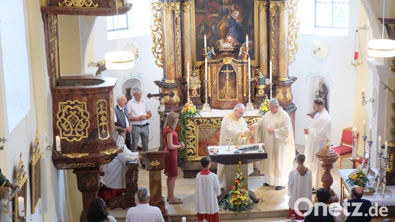 Mit Abt em. Hermann Josef Kugler als Hauptzelebranten und mit Ortspfarrer Adrian Kugler feierten die Vorbacher mit einem Pontifikalgottesdienst das Patronatsfest und den Abschluss der Restaurierungsarbeiten der Anna-Kirche. Bild: Robert Dotzauer
