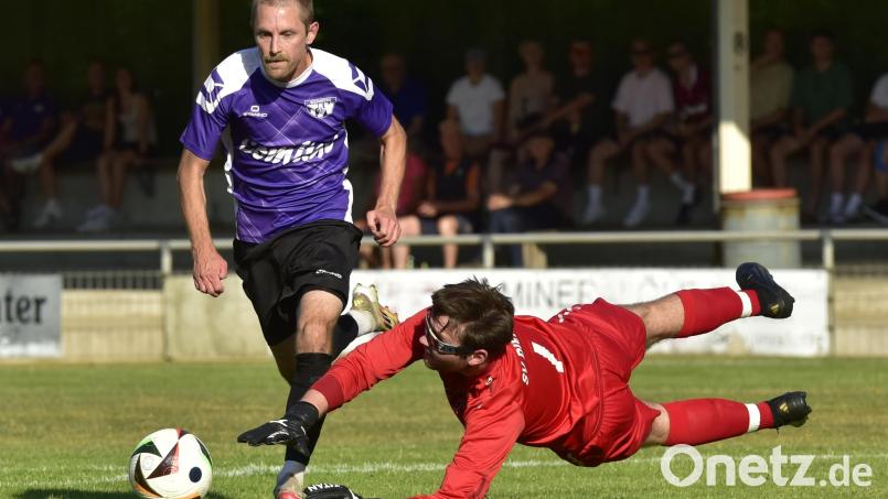 Klare Sache: Der SV Detag Wernberg um Spielertrainer Thimo Luff (links) setzte sich gegen den SV Diendorf mit 4:1 durch. Bild: Hans Mark