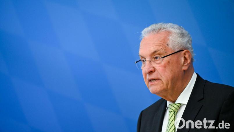 Joachim Herrmann wählt nach dem CSD-Anschlag klare Worte. (Archivbild) Bild: Sven Hoppe/dpa