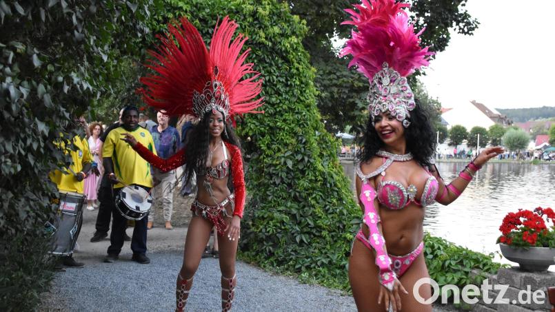Die Latino-Tänzerinnen kamen mit ihren Samba-Shows zum Publikum rund um den See und waren auch optisch ein Blickfang. Bild: Nicole Rochelt